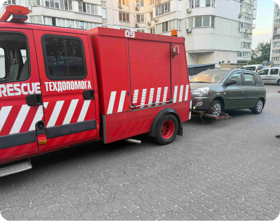 Евакуатор Київ перевозить автомобіль